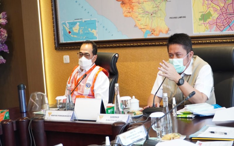 Menteri Perhubungan RI Budi Karya Sumadi (kiri) menyimak pemaparan Gubernur Sumsel Herman Deru (kanan) terkait pembangunan Pelabuhan Tanjung Carat. istimewa
