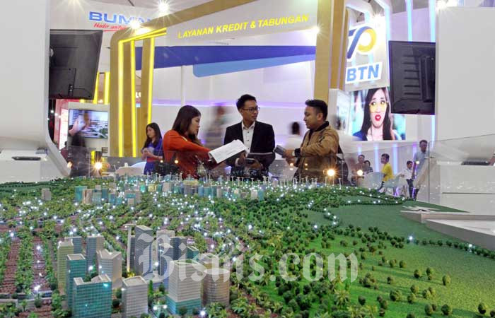 Pengunjung mencari informasi mengenai kredit hunian dalam pameran Indonesia Properti Expo 2020 di Jakarta, Selasa (18/2/2020). Bisnis - Arief Hermawan P