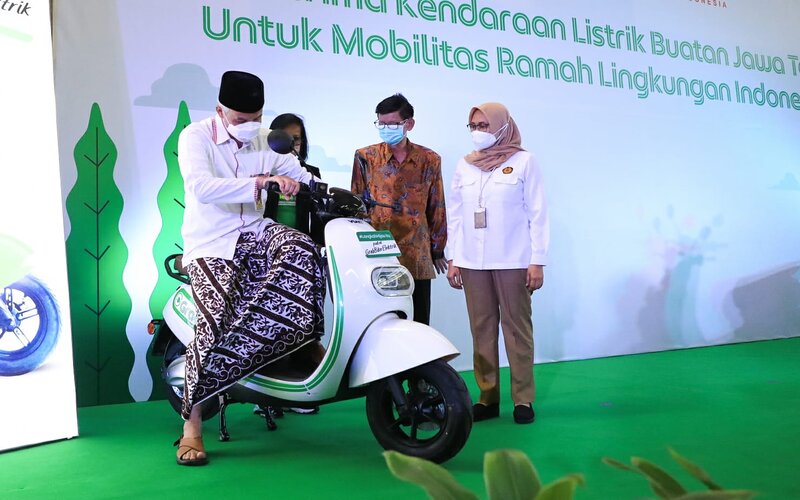 Gubernur Jateng Ganjar Pranowo meninjau pabrik dan serah terima kendaraan listrik buatan Viar Jawa Tengah, di Kawasan Industri BSB, MIjen, Jumat (22/10/2021). - Istimewa