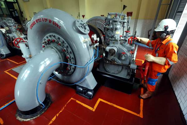 Teknisi mengoperasikan mesin turbin di Pembangkit Listrik Tenaga Air (PLTA) Bengkok, Dago, Bandung, Jawa Barat, Jumat (19/10/2018). PLTA yang dikelola oleh PT Indonesia Power itu masih beroperasi mengalirkan listrik untuk warga Bandung dan sekitarnya. - JIBI/Rachman