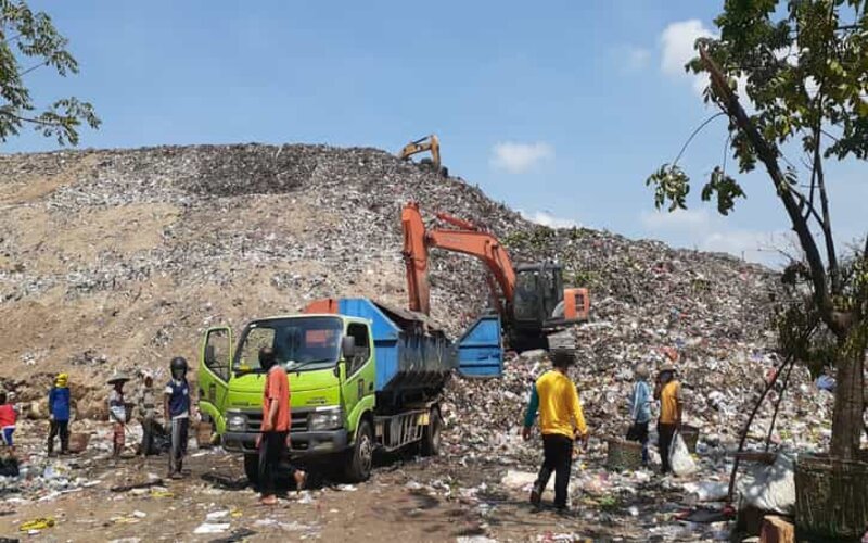 Para pekerja sedang mencari sampah di gunungan sampah di TPA Winongo, Kota Madiun, Kamis (21/10/2021). - JIBI/Abdul Jalil.