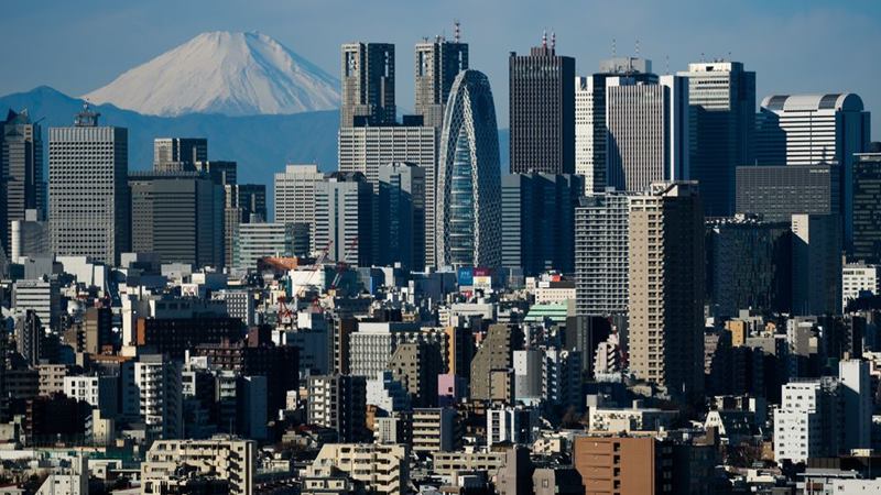 Ilustrasi. Gunung Fuji menjadi latar bangunan di Tokyo, Jepang. -  Akio Kon / Bloomberg