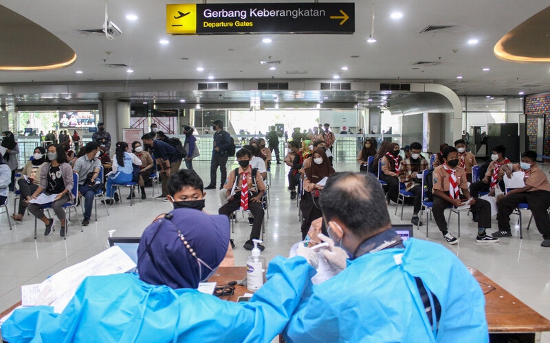 Siswa mengikuti vaksinasi Covid-19 di Terminal 2 Bandara Internasional Juanda di Sidoarjo, Jawa Timur, Jumat (15/10/2021). Sebanyak 53.750 warga telah menerima vaksin pertama dan kedua selama serbuan vaksin maritim secara massal yang diadakan Rumah sakit Angkatan Laut (Rumkital) Dr. Suekantyo Jahja Lanudal Pusat Penerbangan Angkatan Laut (Puspenerbal) Juanda selama 71 hari pelaksanaan di Terminal 2 Bandara Internasional Juanda. - Antara/Umarul Faruq