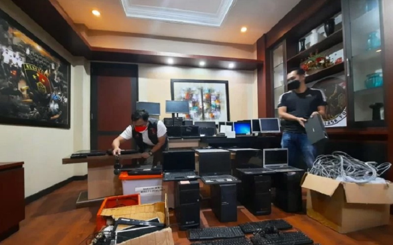 Kepolisian Daerah Kalimantan Barat menggerebek kantor pinjaman online (pinjol) dan mengamankan 14 orang yang menjalankan pinjol ilegal tersebut di wilayah Kota Pontianak. - Antara\r\n\r\n