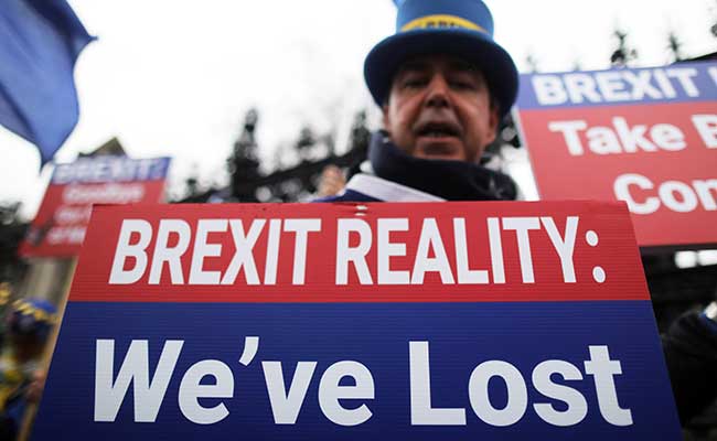 Aksi protes anti-Brexit menggelar unjuk rasa di luar Gedung Parlemen di London, Inggris (30/1 - 2020). Reuters