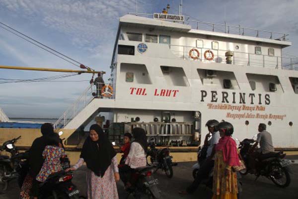 Sejumlah penumpang menunggu keberangkatan Kapal Perintis KM Sabuk Nusantara 35 di Pelabuhan Jetty Meulaboh, Aceh Barat, Aceh, Sabtu (14/10). Kapal itu termasuk dalam program Tol Laut. - Antara/Syifa Yulinnas
