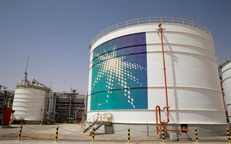 Tangki minyak Aramco terlihat di fasilitas produksi di ladang minyak Saudi Aramco di Shaybah, Arab Saudi, Selasa (22/5/2018). - Reuters