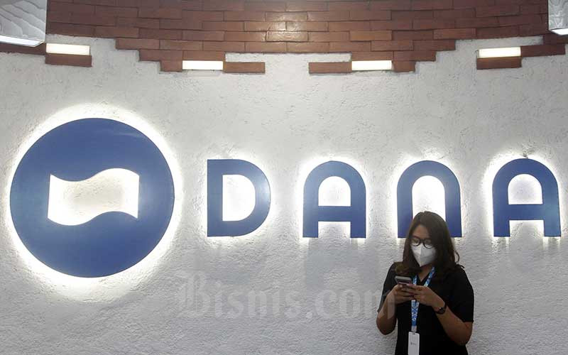Karyawati beraktivitas di dekat logo Dana di Jakarta, Jumat (16/4/2021). Bisnis - Himawan L Nugraha