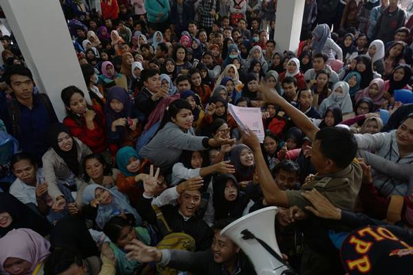 Ratusan pencari kerja antre mendapatkan kertas formulir pendaftaraan pada pelaksanaan Job Fair Keliling di kantor Kecamatan Kota Tangerang, Banten, Rabu (8/2).  - Antara