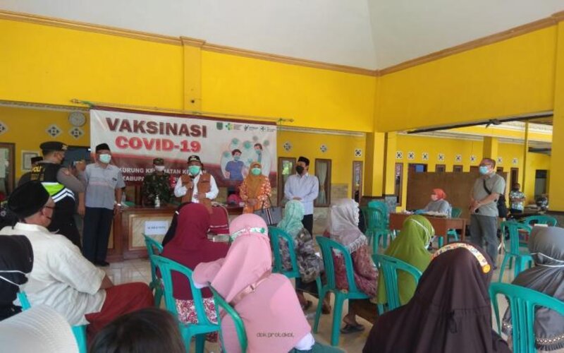 Wakil Bupati Pasuruan, Abdul Mujib Imron, saat meninjau vaksinasi di salah satu desa, Sabtu (23/10/2021). - Istimewa