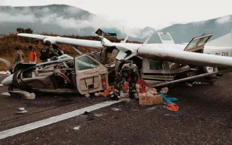 Pesawat Cargo Smart Air l, Senin (25/10), alami kecelakaan di bandara Aminggaru, Ilaga menyebabkan pilot pesawat meninggal. - Antara