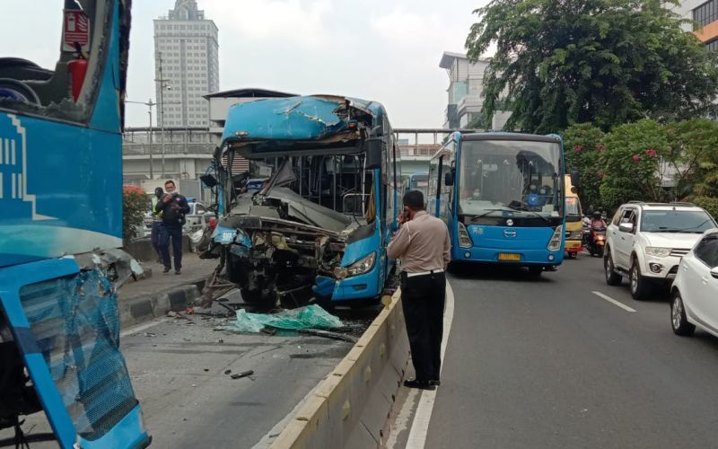 Kondisi bus TransJakarta yang mengalami kecelakaan di Cawang, Jakarta, Senin (25/10/2021). ANTARA - HO/Satlantas Polres Metro Jaktim