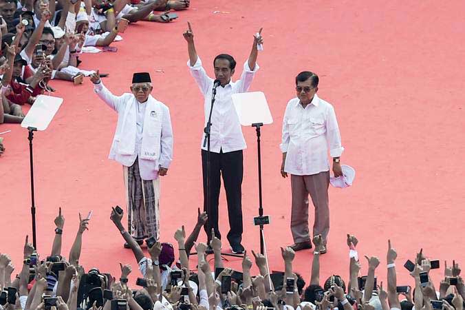 Pasangan Capres dan Cawapres Nomor urut 01 Joko Widodo (tengah) Ma'ruf Amin (kiri) didampingi Ketua dewan pengarah tim kampanye nasional Jokowi-Ma'ruf Amin, Jusuf Kalla (kanan) berorasi dihadapan para pendukung saat mengikuti Konser Putih Bersatu di Gelora Bung Karno (GBK), Jakarta, Sabtu (13/4/2019). - ANTARA/Nova Wahyudi