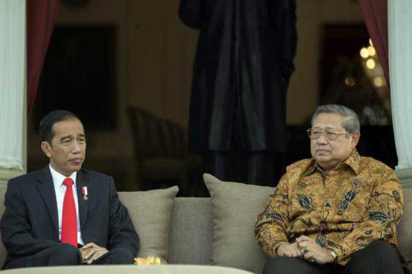 Presiden Joko Widodo (kiri) berbincang dengan Presiden keenam Susilo Bambang Yudhoyono di teras belakang Istana Merdeka, Jakarta, Jumat (27/10). - ANTARA/Rosa Panggabean