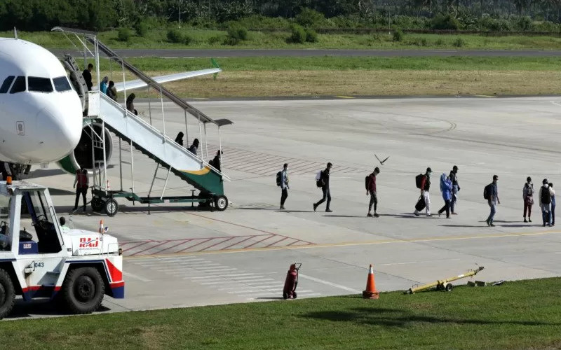 Penumpang meninggalkan pesawat di Bandar Udara Internasional Banyuwangi.  - Antara