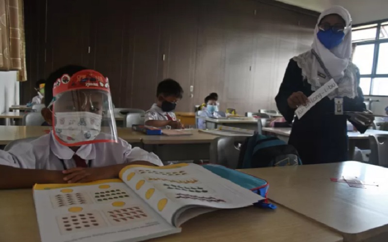 Sejumlah siswa mengikuti kegiatan pembelajaran tatap muka (PTM) terbatas di SDN Lenteng Agung 07, Jakarta, Senin (27/9/2021). - Antara