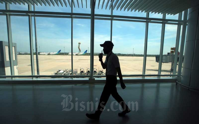 Petugas melakukan rutinitas pemeriksaan di selasar Bandara Internasional Jawa Barat (BIJB) Kertajati, Kabupaten Majalengka, Jawa Barat, Rabu (24/6/2020). Bisnis - Rachman