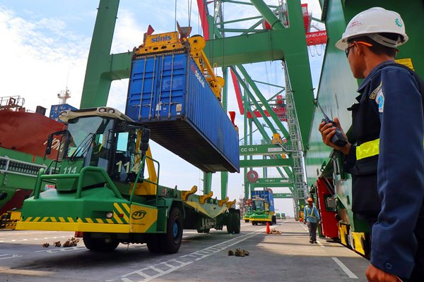 Petugas keamanan mengawasi proses bongkar muat kontainer di Terminal Teluk Lamong, Surabaya, Jawa Timur, Minggu (19/3). - Antara/Didik Suhartono