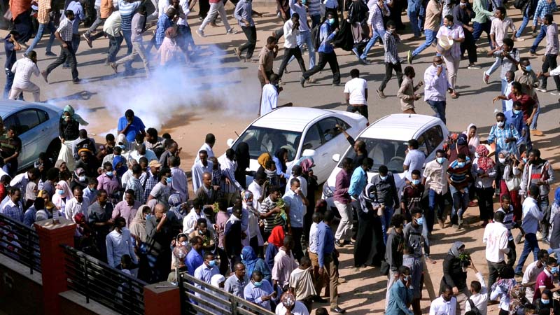 Para demonstran di Khartoum, Sudan berhamburan menghindari gas air mata. Mereka menggelar protes sehubungan kondisi perekonomian negeri itu yang memburuk. - Reuters/Mohamed Nureldin Abdallah