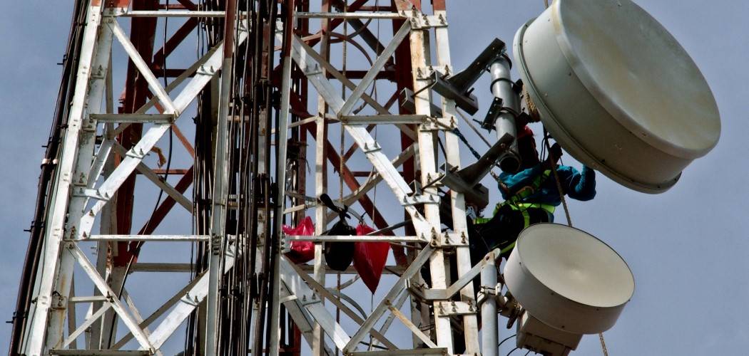 Ilustrasi - Pekerja melakukan penggantian antena pada menara BTS di Pulau Pramuka, Kepulauan Seribu, Jakarta. - Antara / R. Rekotomo.