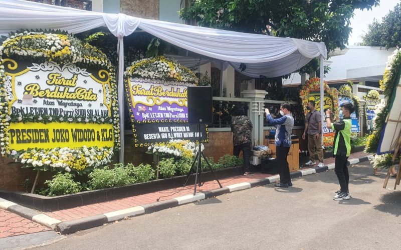 Karangan bunga yang dikirimkan dari sejumlah tokoh nampak berjajar di depan rumah duka mantan Mensesneg Sudi Silalahi di kawasan Jatiwarna, Bekasi, Selasa, 26 Oktober 2021 - JIBI/BISNIS - Jaffry Prabu Prakoso