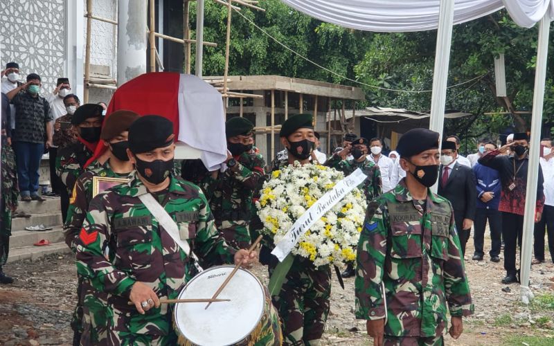 Jenazah mantan Menteri Sekretaris Negara (Mensesneg) Sudi Silalahi dibawa dari rumah duka di Jatiwarna, Bekasi untuk dimakamkan secara militer di TMP Kalibata, Jakarta pada Selasa, 26 Oktober 2021 - JIBI/BISNIS - Jaffry Prabu Prakoso