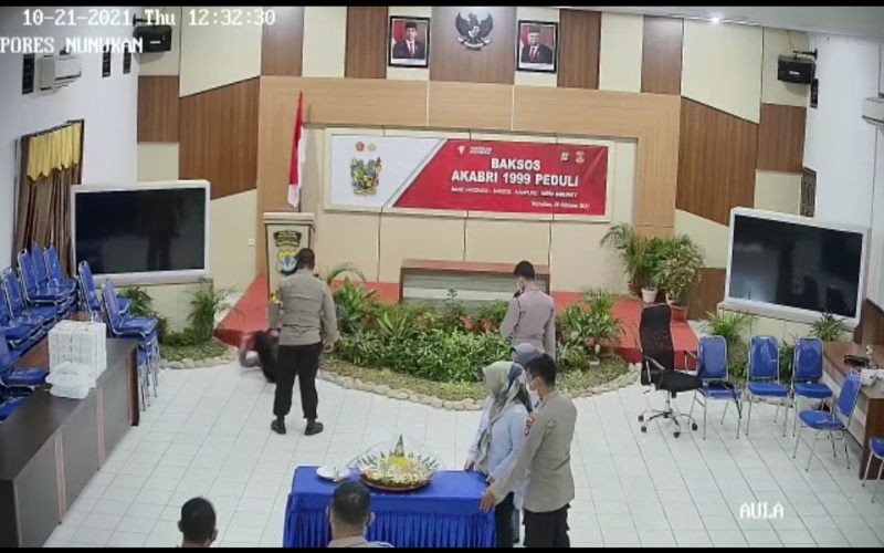 Kapolres Nunukan AKBP Syaiful Anwar terekam sedang menganiaya salah satu anak buahnya. - 