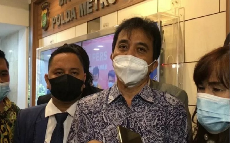 Mantan Menteri Pemuda dan Olahraga Roy Suryo (dua dari kanan) ketika diwawancarai awak media usai diperiksa terkait unggahan artis Lucky Alamsyah soal kasus tabrak lari di Polda Metro Jaya, Rabu (2/6/2021). - Antara