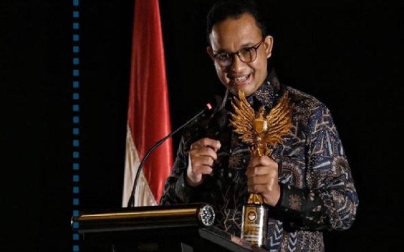 Gubernur DKI Jakarta Anies Baswedan memegang penghargaan Sahabat Saksi dan Korban dari Lembaga Perlindungan Saksi Dan Korban (LPSK), Selasa (31/8/2021) malam. - Instagram @aniesbaswedan