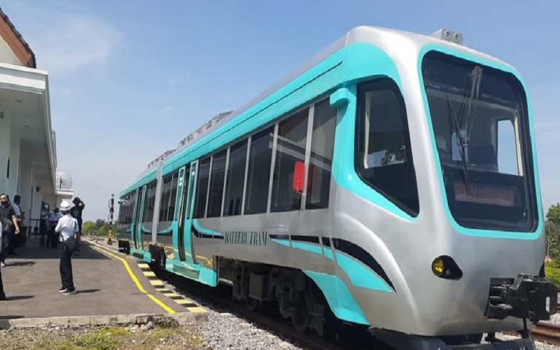 Trem bertenaga baterai produksi PT Industri Kereta Api untuk pertama kali diuji coba di jalur kereta milik KAI, Selasa (10/11/2020). JIBI - Madiun Pos/Abdul Jalil