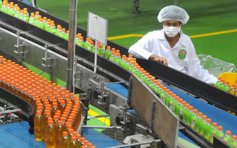 Seorang pekerja melakukan proses produksi minuman kemasan Nu Green Tea Royal Jasmine di pabrik PT ABC President Indonesia, Karawang, Jawa Barat, Rabu (16/4/2014).  - Antara Foto/Wahyu Putro A.