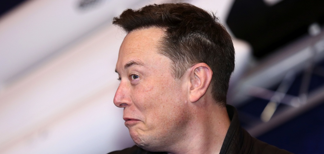 CEO Tesla Inc. dan pendiri SpaceX Elon Musk ketika tiba di acara Axel Springer Award di Berlin, Jerman, Selasa (1/12/2020). - Bloomberg/Liesa Johannssen/Koppitz