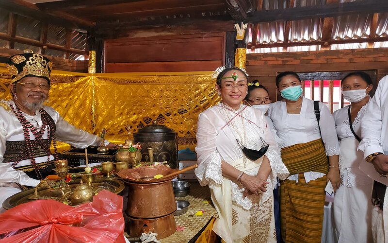 Putri Presiden Soekarno Sukmawati Soekarnoputri menuntaskan ritual Sudi Wadani di Buleleng, Bali, Selasa (26/10 - 2021).