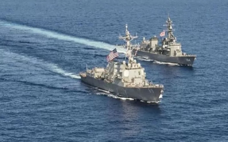 Dua kapal perang milik Amerika Serikat (AS), Mustin dan Benfold, berlayar melintasi Selat Taiwan dalam suatu pelayaran yang dipandang Taiwan sebagai bentuk dukungan dari AS, yang meningkatkan ketegangan dengan China. - Antara/Reuters