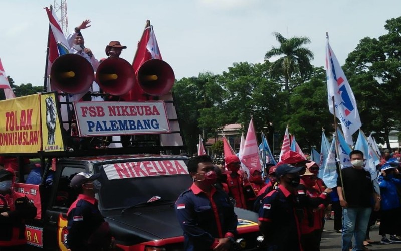 Ilustrasi. Aksi unjuk rasa puluhan buruh di Sumatra Selatan di Kantor Gubernur Sumsel yang menolak penetapan UMP Sumsel 2021. - Bisnis/Dinda wulandari