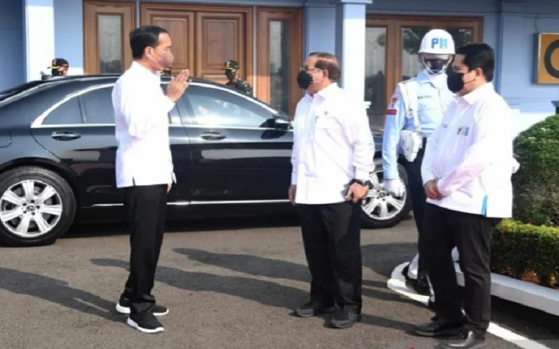 Presiden RI Joko Widodo (kiri) akan melakukan peletakan batu pertama atau 