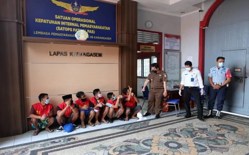 Sejumlah tersangka kasus pemalsuan berada di Lapas Karangasem Bali untuk proses penahanan, Selasa (26/10/2021). - Antara/Kejari Karangasem.