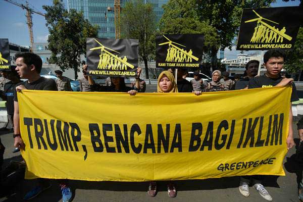 Aktivis Greenpeace Indonesia berunjuk rasa memprotes kebijakan Presiden Donald Trump yang menyatakan Amerika Serikat mundur dari Perjanjian Paris, di depan Kedutaan Besar Amerika Serikat, Jakarta, Rabu (7/6). - Antara/Widodo S Jusuf
