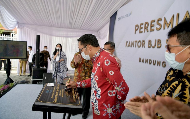 Gubernur Jawa Barat Ridwan Kamil meresmikan kantor BJB Sekuritas di Jalan Teuku Umar, Kota Bandung.