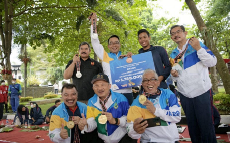 Gubernur Jawa Barat Ridwan Kamil memberikan penghargaan dan kadeudeuh kepada peraih medali PON XX Papua 2021 dan Paralympic Tokyo 2020 secara simbolis di Halaman Timur Gedung Sate
