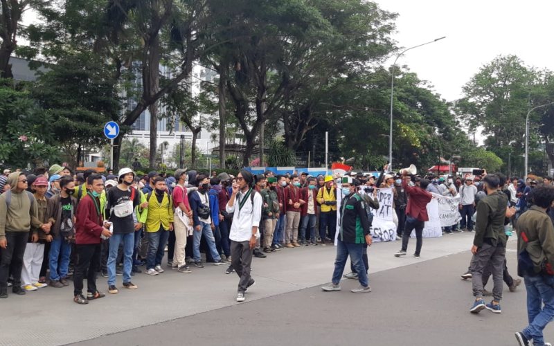 Ratusan mahasiswa Aliansi Badan Eksekutif Mahasiswa (BEM) Kampus Tangerang melakukan unjuk rasa untuk menolak pengesahan Omnibus Law UU Cipta Kerja di sekitar Patung Arjuna atau Patung Kuda, Jakarta Pusat, Kamis (8/10/2020) - Bisnis - Rayful Mudassir.