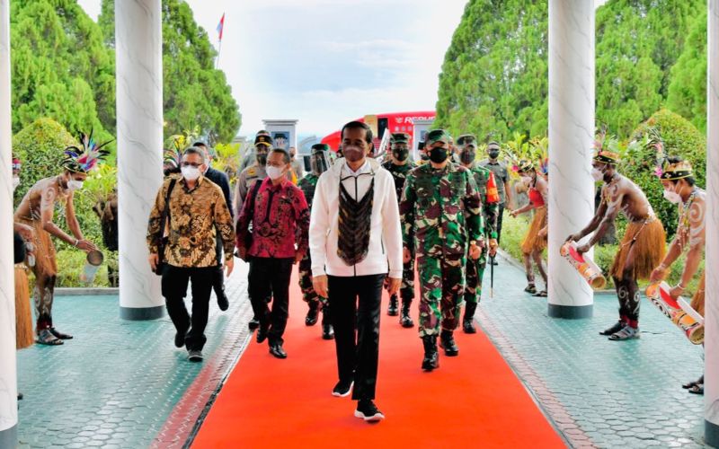 Presiden Jokowi didampingi Menteri Investasi/Kepala Badan Koordinasi Penanaman Modal Bahlil Lahadalia dan Panglima TNI Marsekal Hadi Tjahjanto tiba di Bandar Udara Sentani, Kabupaten Jayapura, Provinsi Papua, Jumat (1/10/2021) sore - BPMI Setpres - Laily.