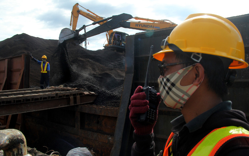 Pekerja dengan alat berat memindahkan cangkang sawit yang akan diekspor ke Thailand di Pelabuhan Bela-Belang, Kecamatan Kalukku, Mamuju, Sulawesi Barat, Senin (27/7/2020).  - Antara