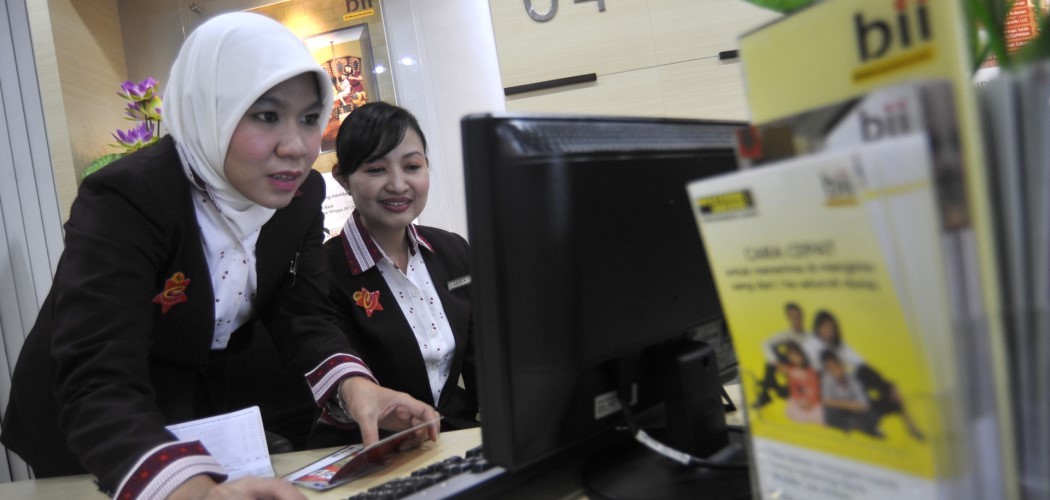 Dua pegawai bank melakukan aktifitas di Bank Internasional Indonesia (BII) - Aantara Foto / Prasetyo Utomo.