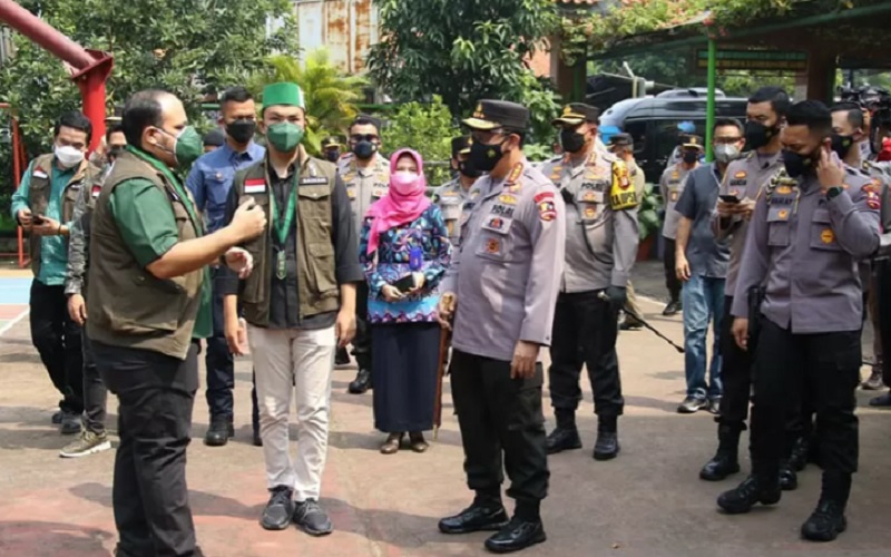 Kapolri Jenderal Pol Listyo Sigit Prabowo meninjau pelaksanaanya vaksinasi massal Polri berkolaborasi dengan PB HMI dan PB SAMMI di Jakarta, Kamis (15/7/2021). - Antara