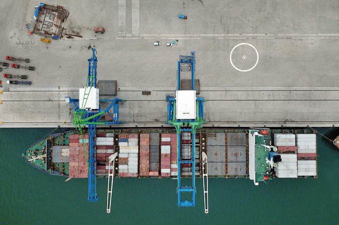 Kapal kargo bersandar di dermaga Pelabuhan Makassar New Port (MNP), Makassar, Sulawesi Selatan, Senin (25/3/2019). - Bisnis/Paulus Tandi Bone