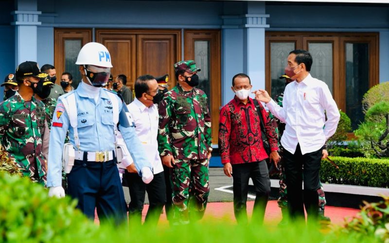 Presiden Jokowi bertolak ke Provinsi Papua guna melakukan kunjungan kerja pada Jumat (01/10/2021), didampingi Menteri Investasi/Kepala Badan Koordinasi Penanaman Modal Bahlil Lahadalia dan Panglima TNI Marsekal Hadi Tjahjanto - BPMI Setpres - Laily