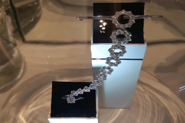 Perhiasan berlian - Asteria Desi Kartika Sari