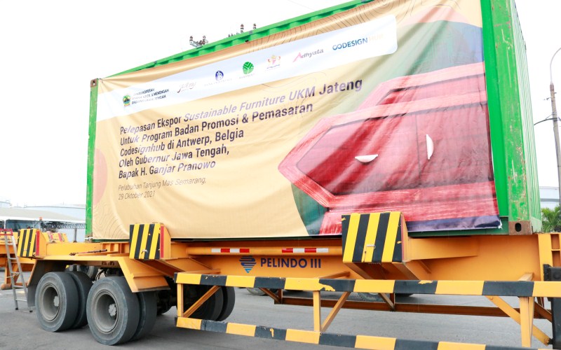 Kontainer berisi produk furnitur dan home decor buatan UMKM Jawa Tengah yang akan dikirimkan ke Belgia. - BISNIS - Muhammad Faisal Nur Ikhsan
