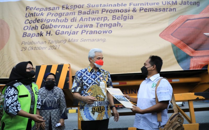 Gubernur Jawa Tengah, Ganjar Pranowo, memberikan sambutan sebelum melepas produk UMKM Jawa Tengah ke Belgia, Jumat (29/10 - 2021) di Pelabuhan Tanjung Mas Semarang. / BISNIS